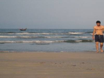 seul sur le sable ... les pieds dans l'eau