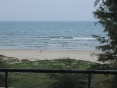 seule sur le sable ... le cul par terre, les pieds secs