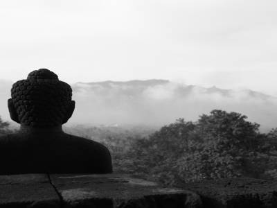 Buddha qui regarde l'horizon