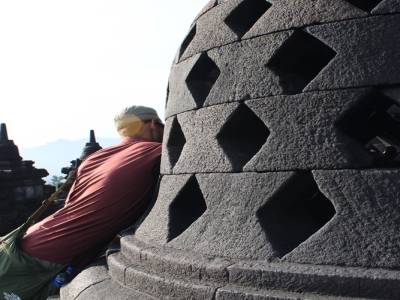 Faites un voeu et touchez le doigt de Buddha dans la cloche et votre voeu se réalisera...