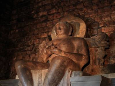 Une autre bouddha dans un petit temple non loin de Borobudur