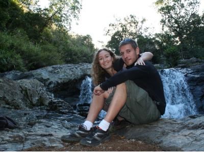 fin de journée au bord d'une petite cascade