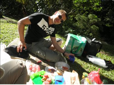 pic-nic saucisson, tomate, vin rouge sur l'herbe