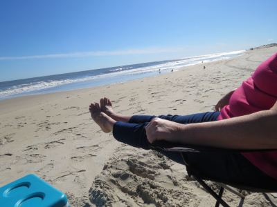 christine qui se repose sur la plage de l'ile assateague
