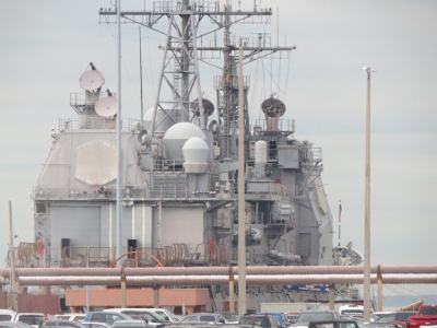 un des navires a quai sur la base navale de norfolk en virginie