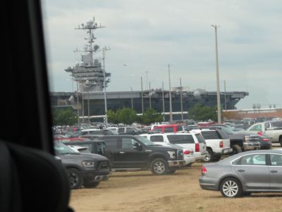 un porte-avion en chantier sur la base navale de norfolk en virginie