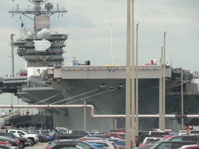 autre porte-avion en chantier sur la base navale de norfolk en virginie