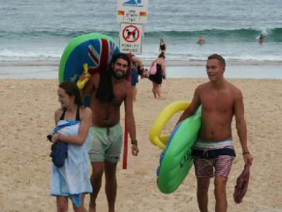 des matelas gonflables en tongs géantes