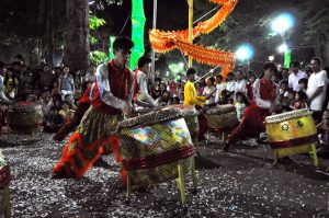 Des musiciens jouent du tambour pendant le nouvel an lunaire du Têt à Saig.