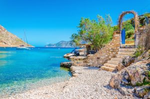 Escaliers depuis une plage de sable sur l'île grecque de Kalymnos