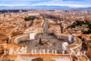 Rome, Italie. Célèbre place Saint-Pierre au Vatican et vue aérienne de la ville.