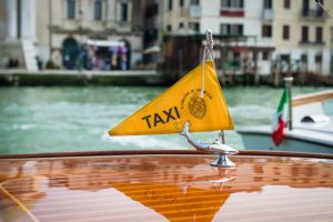 Bateau-taxi sur le Canal Grande avec Venezia