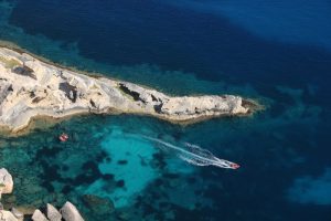 Eau turquoise sur l'île d'Ibiza, Espagne