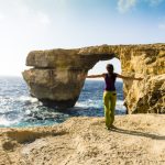 Gire admirant la fenêtre d'azur, Gozo, îles Maltaises
