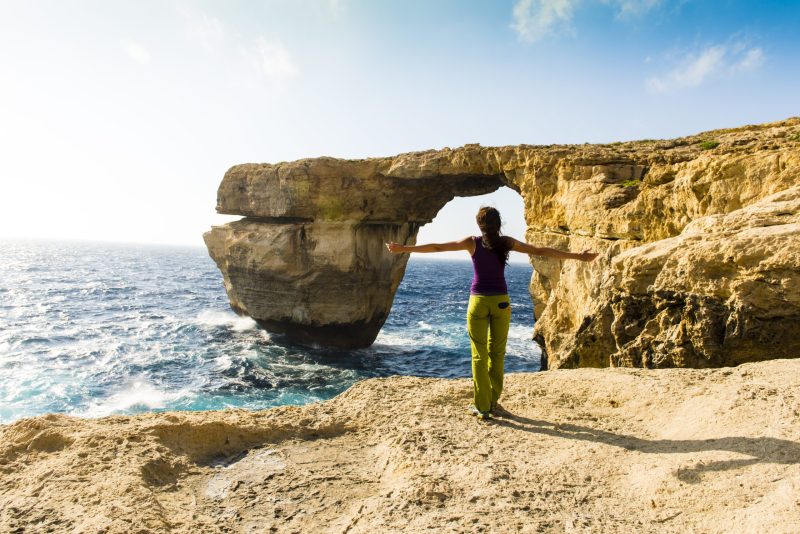 Gire admirant la fenêtre d'azur, Gozo, îles Maltaises