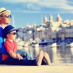 Père et fils regardant la ville de La Valette, Malte