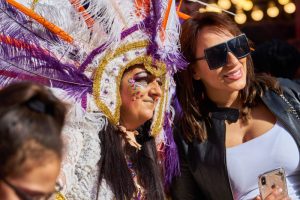 Des personnes portant des costumes et des masques de mascarade lors du Mardi gras, grand défilé carnavalesque dans la ville : La Valette, Malte - 23 février 2020