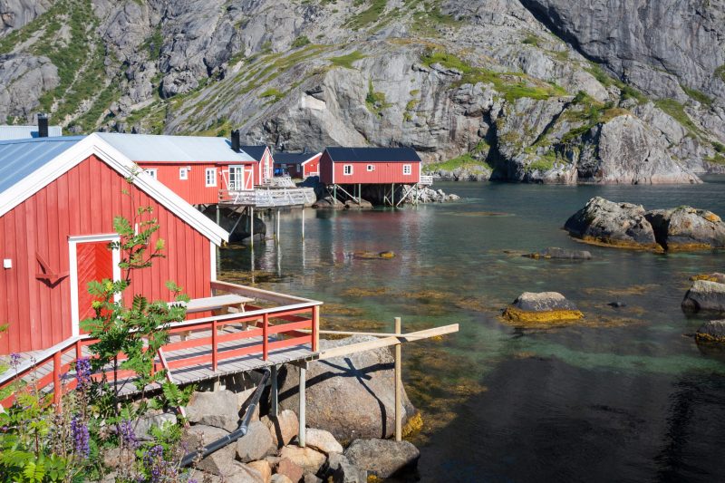 Cabanes de pêche en bois rouge et jaune en Norvège
