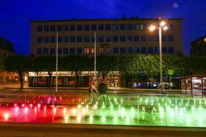 Göteborg, Suède Un couple se tient la nuit dans une fontaine sur l'Avenyn, une rue emblématique du centre-ville.