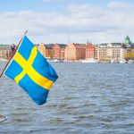 Drapeau suédois à l'arrière d'un bateau à Stockholm