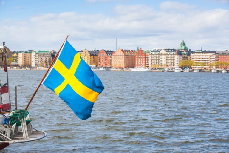 Drapeau suédois à l'arrière d'un bateau à Stockholm