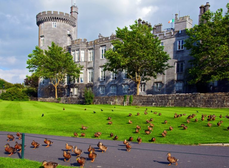 Capture d'un vibrant château irlandais dans le comté de Clare