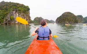 excursion en kayak dans la baie d'Halong