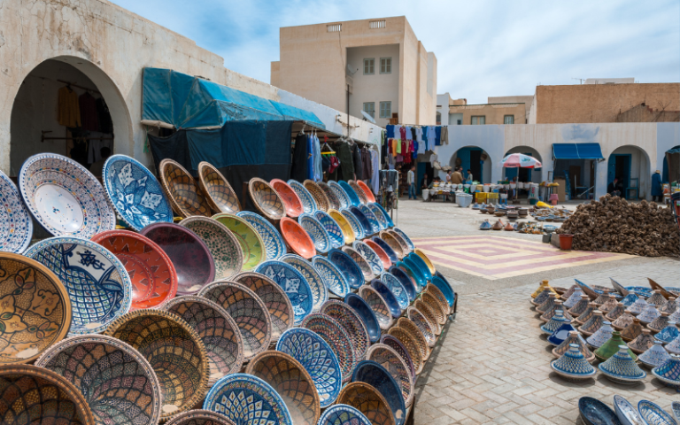 La Tunisie offre une variété de souvenirs uniques qui capturent l'essence de sa culture, de son artisanat et de son histoire.