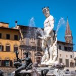 Incident Choquant, Un Touriste Endommage une Icône Historique de Florence
